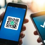 Um smartphone exibindo um código QR sendo escaneado por outro smartphone, com uma marca de verificação aparecendo na tela. Isso pode ser usado como forma de pagamento como cred pix