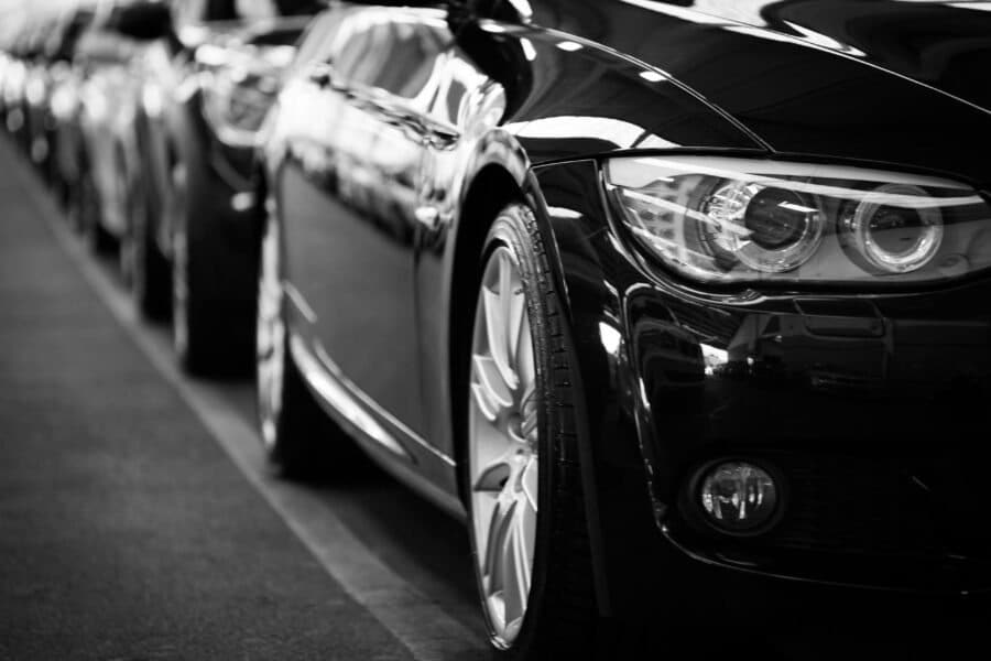Confira alguns prós e contras de alugar um carro em diferentes situações.